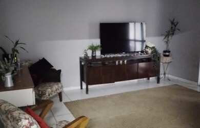 Imagem: A casa possui 3 Dormitórios, 1 Banheiro, 2 Vagas na garagem