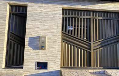 Imagem: A casa possui 3 Dormitórios, 3 Banheiros, 2 Vagas na garagem