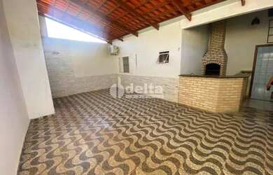 Imagem: A casa possui 3 Dormitórios, 1 Banheiro, 3 Vagas na garagem