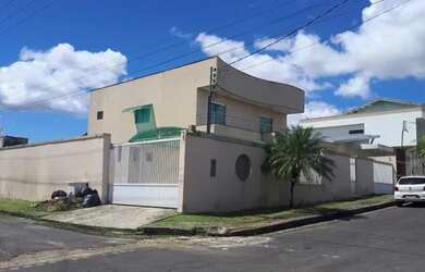 Imagem: A casa em condomínio possui 4 Dormitórios, 2 Banheiros, 5