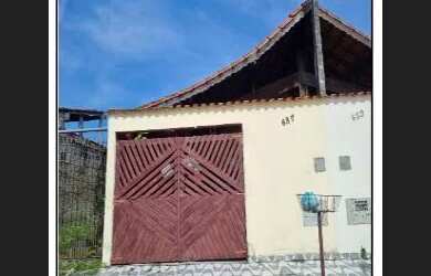 Imagem: A casa possui 1 Dormitório, 1 Banheiro, 1 Vaga na garagem