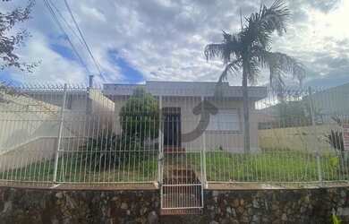 Imagem: A casa possui 4 Dormitórios, 2 Banheiros, 120m² de Área e