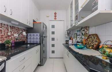 Imagem: O apartamento possui 2 Dormitórios, 1 Banheiro, 1 Vaga na garagem