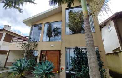 Imagem: A casa possui 4 Dormitórios, 3 Banheiros, 2 Vagas na garagem