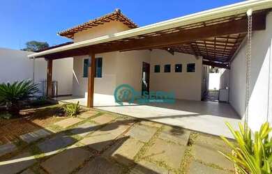 Imagem: A casa possui 3 Dormitórios, 2 Banheiros, 2 Vagas na garagem