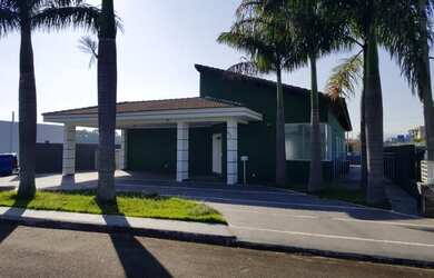 Imagem: A casa possui 3 Dormitórios, 4 Banheiros, 3 Vagas na garagem