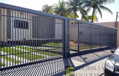 Imagem: A casa possui 3 Dormitórios, 3 Banheiros, 4 Vagas na garagem