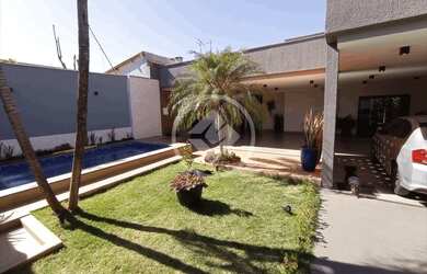 Imagem: A casa possui 4 Dormitórios, 4 Banheiros, 5 Vagas na garagem