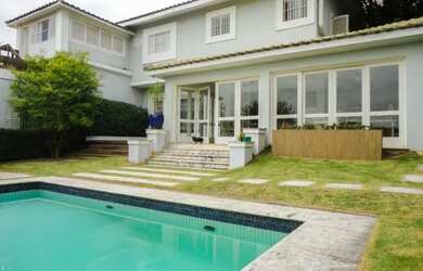 Imagem: A casa possui 3 Dormitórios, 5 Banheiros, 3 Vagas na garagem