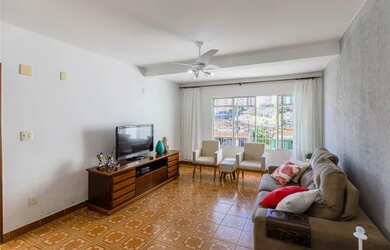 Imagem: A casa possui 3 Dormitórios, 2 Banheiros, 2 Vagas na garagem