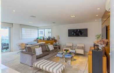 Imagem: O apartamento possui 4 Dormitórios, 5 Banheiros, 240m² de