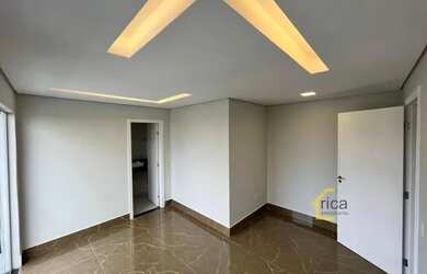 Imagem: A casa possui 3 Dormitórios, 1 Banheiro, 2 Vagas na garagem