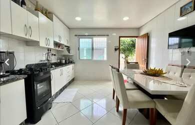 Imagem: A casa possui 3 Dormitórios, 2 Banheiros, 4 Vagas na garagem