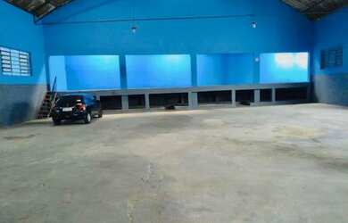 Imagem: O depósito possui 2 Vagas na garagem, 800m² de Área e está