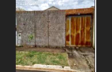 Imagem: A casa possui 2 Dormitórios, 1 Banheiro, 2 Vagas na garagem