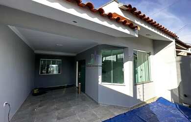 Imagem: A casa possui 3 Dormitórios, 2 Banheiros, 2 Vagas na garagem