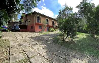 Imagem: A casa em condomínio possui 5 Dormitórios, 5 Banheiros, 4