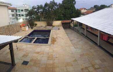 Imagem: A casa possui 5 Dormitórios, 2 Banheiros, 2 Vagas na garagem