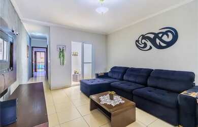 Imagem: A casa possui 3 Dormitórios, 3 Banheiros, 2 Vagas na garagem