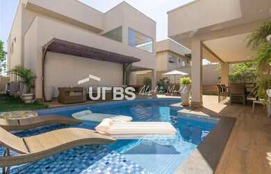 Imagem: A casa possui 4 Dormitórios, 5 Banheiros, 2 Vagas na garagem