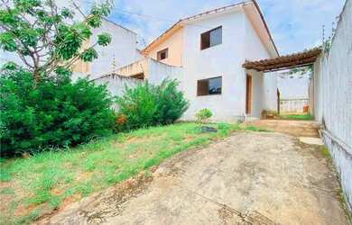 Imagem: A casa possui 2 Dormitórios, 2 Banheiros, 4 Vagas na garagem