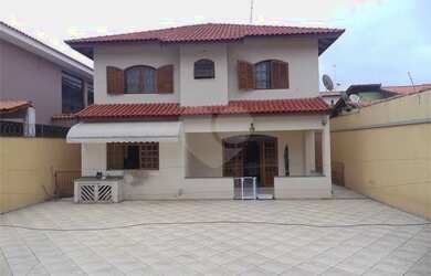 Imagem: A casa possui 4 Dormitórios, 4 Banheiros, 5 Vagas na garagem