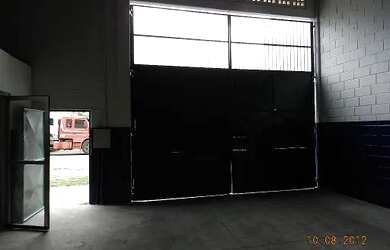 Imagem: O depósito possui 2 Vagas na garagem e 425m² de Área e está