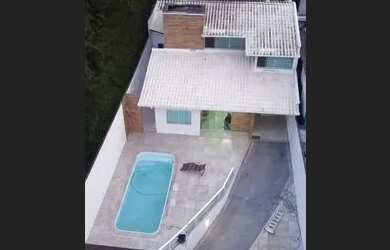 Imagem 1: Casa pra temporada. Piscina, 4 Vagas na garageme4 Dormitórios