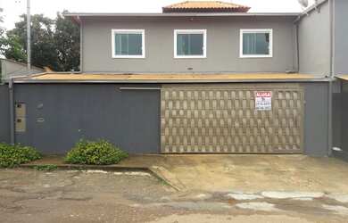 Imagem: A casa possui 3 Dormitórios, 2 Banheiros, 2 Vagas na garagem