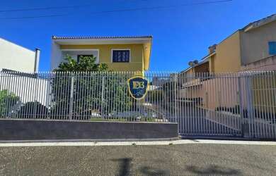 Imagem: A casa possui 4 Dormitórios, 4 Banheiros, 4 Vagas na garagem