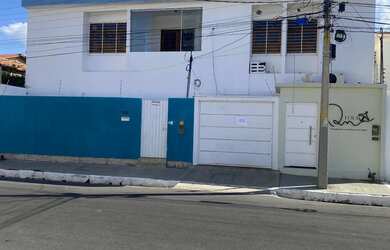 Imagem: A casa possui 3 Dormitórios, 3 Banheiros, 2 Vagas na garagem