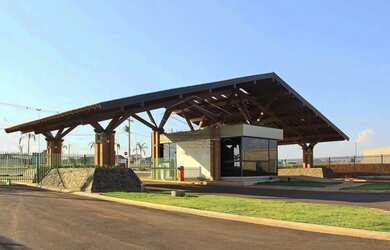 Imagem: A casa possui 3 Dormitórios, 5 Banheiros, 3 Vagas na garagem