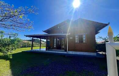 Imagem: A casa possui 2 Dormitórios, 1 Banheiro, 2 Vagas na garagem