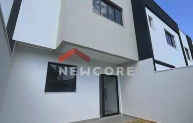 Imagem: A casa possui 3 Dormitórios, 3 Banheiros, 2 Vagas na garagem