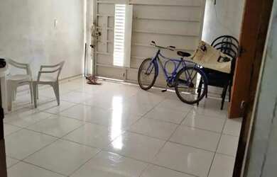 Imagem: A casa possui 2 Dormitórios, 1 Banheiro e 1 Vaga na garagem