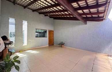 Imagem: A casa possui 3 Dormitórios, 2 Banheiros, 2 Vagas na garagem