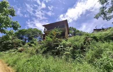 Imagem: A casa possui 3 Dormitórios, 4 Banheiros, 2 Vagas na garagem