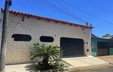 Imagem: A casa possui 3 Dormitórios, 1 Banheiro, 3 Vagas na garagem