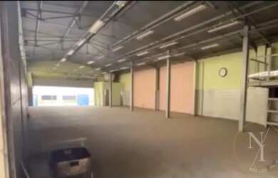 Imagem: O depósito possui 5 Vagas na garagem, 316m² de Área e está