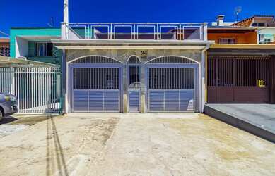 Imagem: A casa possui 3 Dormitórios, 3 Banheiros, 2 Vagas na garagem