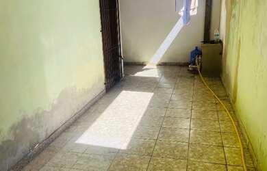 Imagem: A casa possui 4 Dormitórios, 2 Banheiros, 3 Vagas na garagem