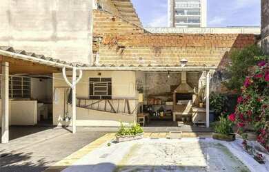 Imagem: A casa possui 3 Dormitórios, 3 Banheiros, 2 Vagas na garagem