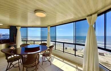 Imagem: O apartamento possui 4 Dormitórios, 3 Banheiros, 3 Vagas na