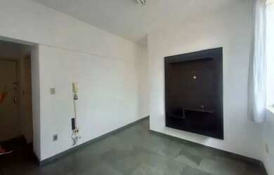 Imagem: O apartamento possui 1 Dormitório, 1 Banheiro, 1 Vaga na garagem