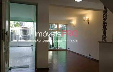 Imagem: A casa possui 4 Dormitórios, 4 Banheiros, 5 Vagas na garagem