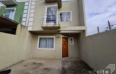 Imagem: A casa possui 3 Dormitórios, 2 Banheiros, 2 Vagas na garagem