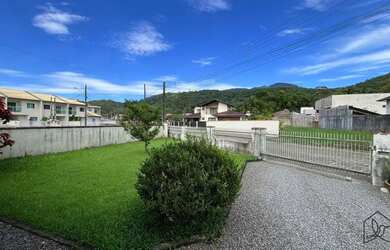 Imagem: A casa possui 3 Dormitórios, 2 Banheiros, 1 Vaga na garagem