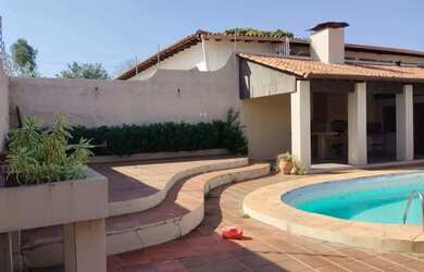 Imagem: A casa possui 4 Dormitórios, 2 Banheiros, 4 Vagas na garagem