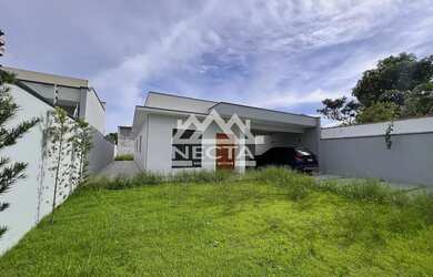 Imagem: A casa possui 3 Dormitórios, 3 Banheiros, 4 Vagas na garagem