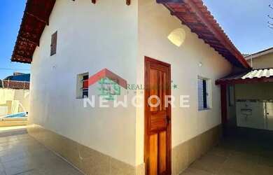 Imagem: A casa possui 2 Dormitórios, 2 Banheiros, 2 Vagas na garagem